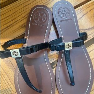 Tory Burch Leighanne Black patent leather bow thong Sandals size 8.5 EEUC